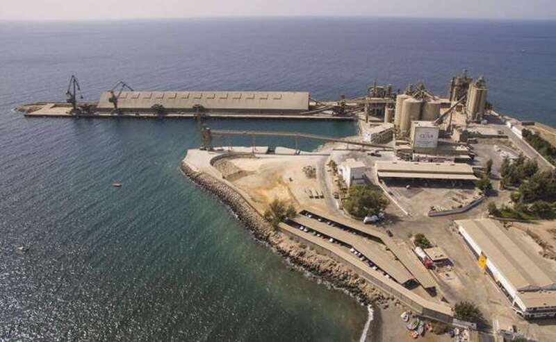 Vista aérea de la cementera y del puerto aledaño / C7